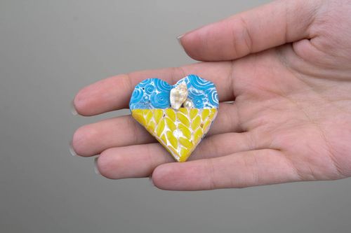Broche artesanal de cerâmica plástica decorado com pequenas conchas - MADEheart.com
