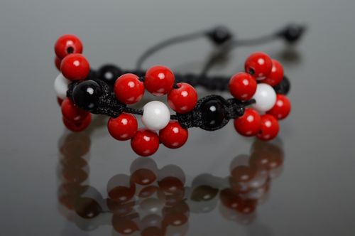 Bracelet tressé en macramé lacet ciré et pierres naturelles noir rouge fait main - MADEheart.com