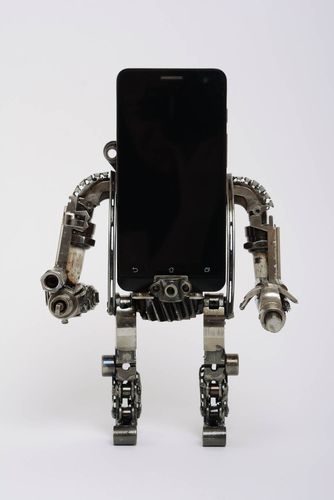 Оригинальная металлическая подставка под телефон в стиле техно арт ручной работы - MADEheart.com