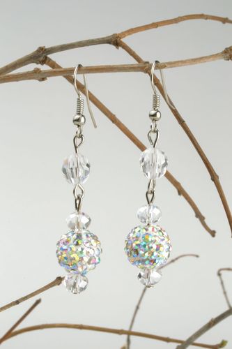 Longues boucles doreilles pendantes en perles à facettes et strass - MADEheart.com