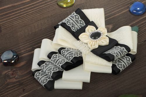 Grande broche noeud blanc noir en rubans de satin avec dentelle faite main - MADEheart.com