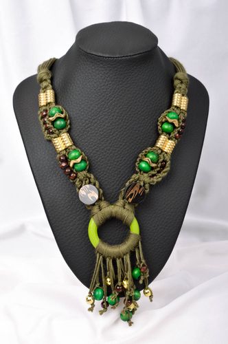 Колье ручной работы зеленое плетеное ожерелье с бусинами текстильное колье - MADEheart.com
