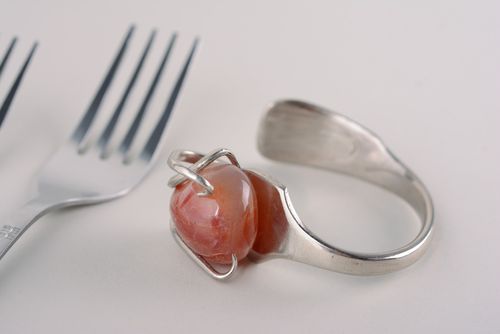 Bracelet en métal fait main design original avec pierre naturelle orange - MADEheart.com