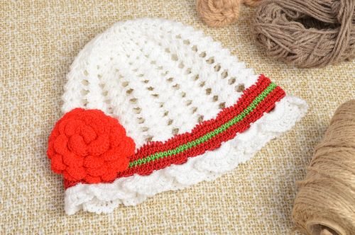 Вязаная шапка крючком для девочки с цветком красивая белая ажурная ручной работы - MADEheart.com