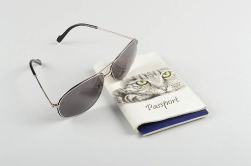 Funda de cuero artesanal regalo original estuche para pasaporte gato hermoso - MADEheart.com