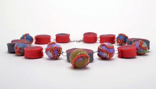 Red felt bead necklace - MADEheart.com