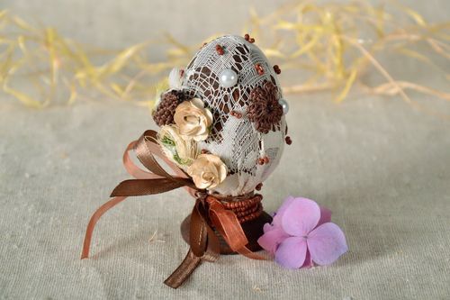 Oeuf de Pâques en bois fait main avec support - MADEheart.com