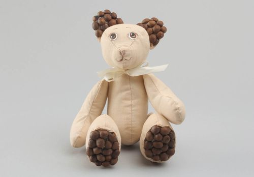 Brinquedo macio artesanal de tecido decorado com fita de cetim e grãos de café - MADEheart.com