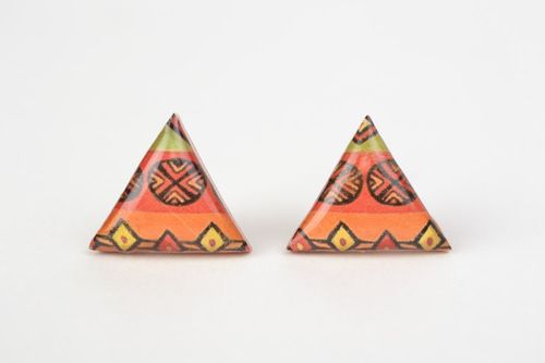 Handmade dreieckige Ohrstecker mit Epoxidharz mit geometrischem Muster bunt - MADEheart.com