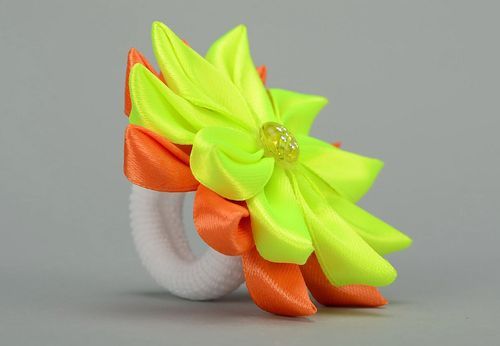 Coletero de raso de color verde claro y naranja - MADEheart.com