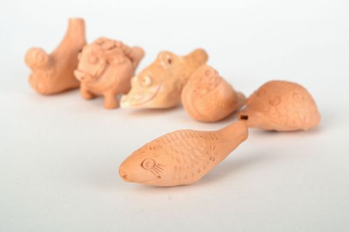 Apito de argila brinquedo de cerâmica artesanal em forma do peixe  - MADEheart.com