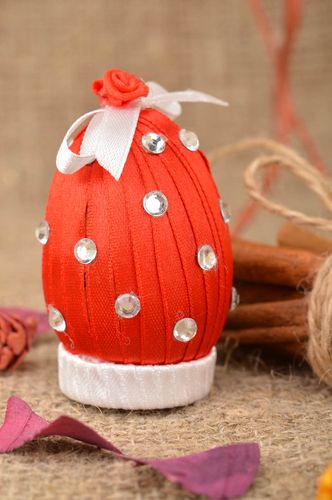 Oeuf de Pâques décoratif fait main original couleur rouge en rubans et strass - MADEheart.com
