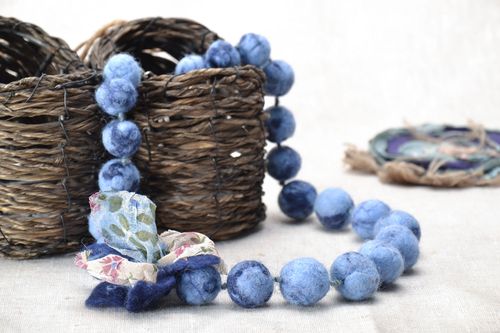 Collier bleu en perles de laine feutrée  - MADEheart.com