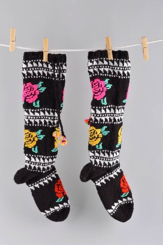 Calcetines tejidos hechos a mano negros accesorios de mujer regalo original  - MADEheart.com