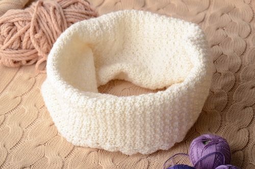 Écharpe tube au crochet chaude blanche faite main - MADEheart.com