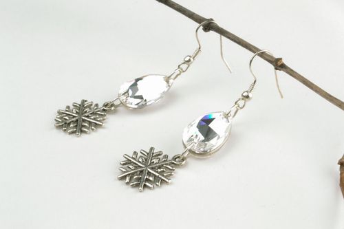 Longues boucles doreilles pendantes avec pendeloque flocons de neige - MADEheart.com