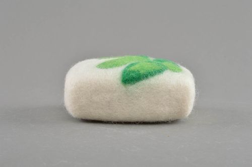 Éponge pour bain faite main en laine feutrage avec dessin feuilles vertes - MADEheart.com
