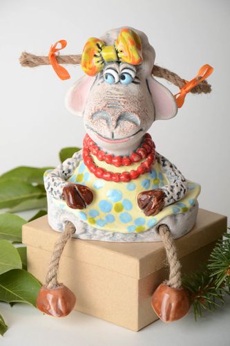 Hucha de cerámica hecha a mano elemento decorativo alcancía decorada Ovejita - MADEheart.com