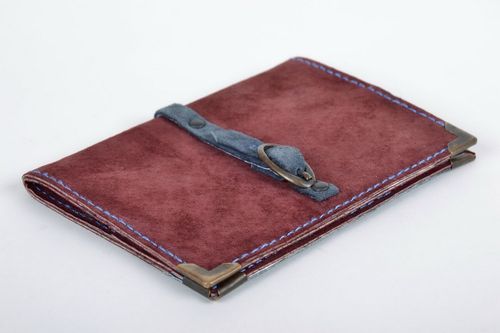Porte passeport en cuir fait main - MADEheart.com