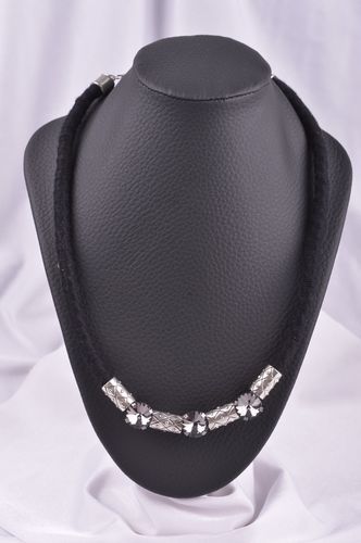 Collier design Bijou fait main noir métal strass Accessoire pour femme original - MADEheart.com