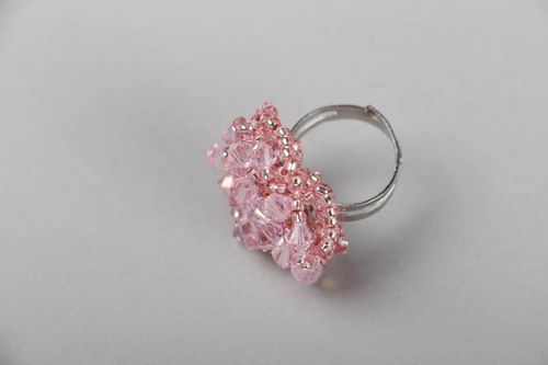 Ring mit Blume aus Glasperlen - MADEheart.com