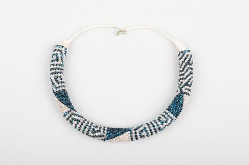 Collier spirale crocheté en perles de rocaille fait main bleu-blanc ornementé - MADEheart.com