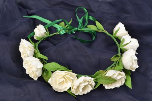 Jolie couronne de fleurs cheveux faite main blanche tendre accessoire mariée - MADEheart.com
