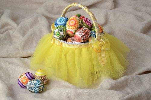 Woven Easter basket with tulle - MADEheart.com