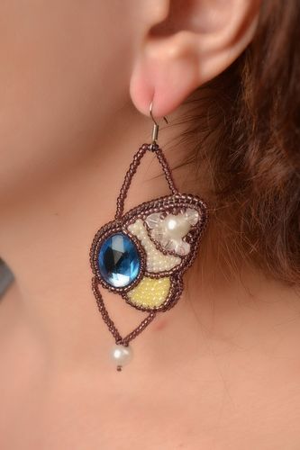 Bunte handgemachte lange Ohrringe Schmetterlinge aus böhmischen Glasperlen handmade  - MADEheart.com