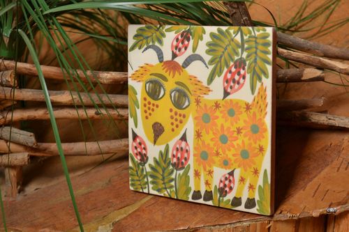 Handgemachte kleine schöne Keramik Fliese mit Muster mit Naturfarben im Ethno - MADEheart.com