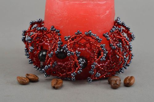 Schwarz rotes Armband aus Glasperlen stilvoll schön künstlerische Handarbeit - MADEheart.com