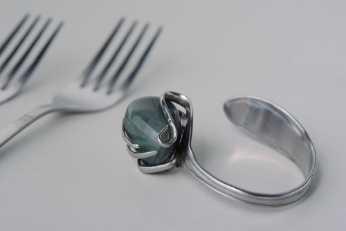 Pulsera de metal artesanal de tenedor con piedra interesante - MADEheart.com