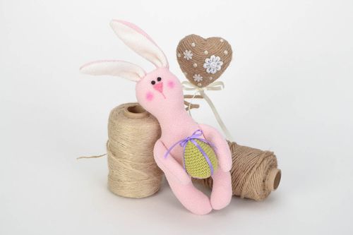 Textil Osterhase mit Osterei Spielzeug zu Ostern in Rosa schön Handarbeit  - MADEheart.com