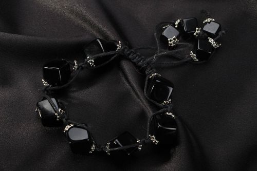 Bracelet noir de perles fantaisies rectangulaires  - MADEheart.com