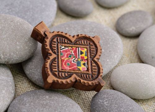 Pendente di legno decorativo fatto a mano Pendente etnico Amuleto di legno - MADEheart.com