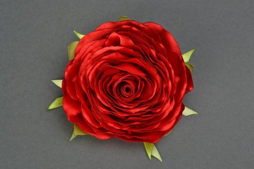 Заколка-брошь из атласных лент в виде красной розы - MADEheart.com