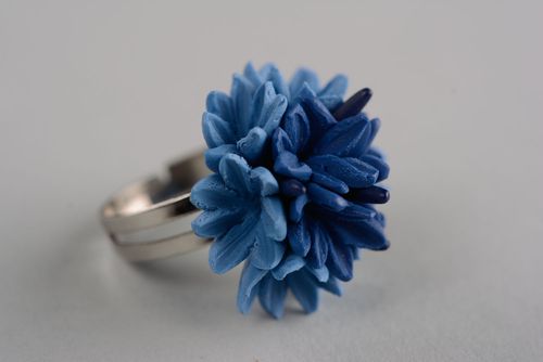 Blauer Ring mit Blume aus Polymerton Roggenblume - MADEheart.com