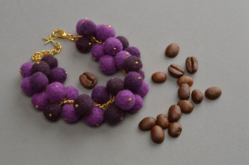 Bracelet violet boules en laine feutrée fait main sur chaîne de créateur - MADEheart.com