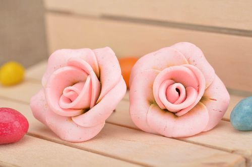 Belles boucles doreilles roses roses en pâte polymère faites main puces - MADEheart.com