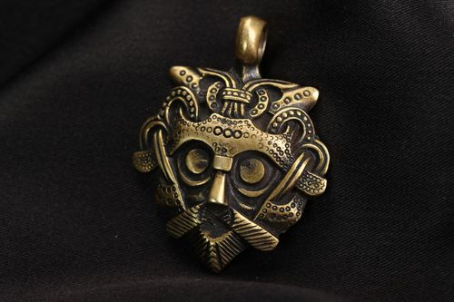 Pingente de bronze feito à mão Máscara de dois lados - MADEheart.com