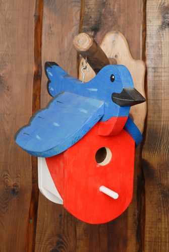Nichoir en bois peint pour oiseaux fait main original avec oiseau décoratif - MADEheart.com