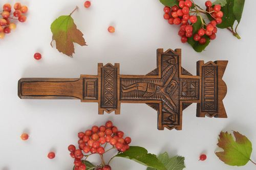 Handmade geschnitztes Kreuz Kruzifix aus Holz ausgefallene Wanddekoration - MADEheart.com