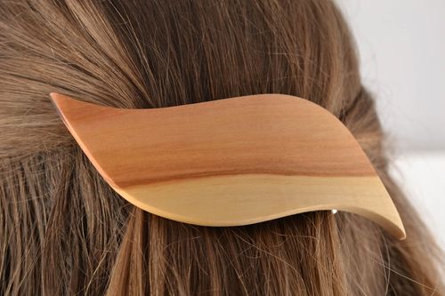 Handmade braune schöne Haarspange aus Holz Öko Accessoire Apfelbaumholz - MADEheart.com