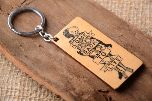 Llavero de madera hecho a mano accesorio para llaves souvenir original - MADEheart.com