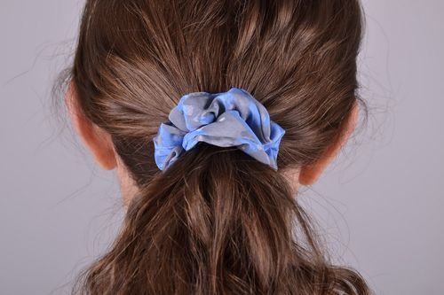 Élastique à cheveux en satin bleu fait main - MADEheart.com