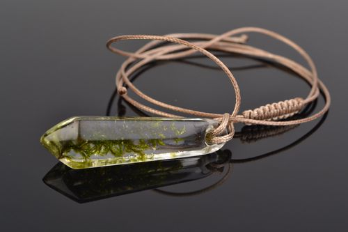 Pendentif cristal avec mousse naturelle en résine époxyde fait main pour femme - MADEheart.com