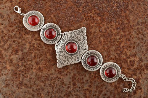 Bracelet en métal avec perles rouges original - MADEheart.com