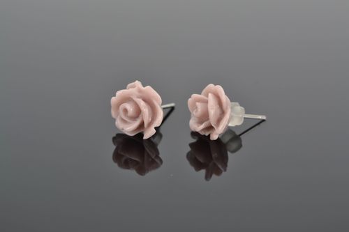 Pendientes artesanales con rosas de arcilla polimérica - MADEheart.com