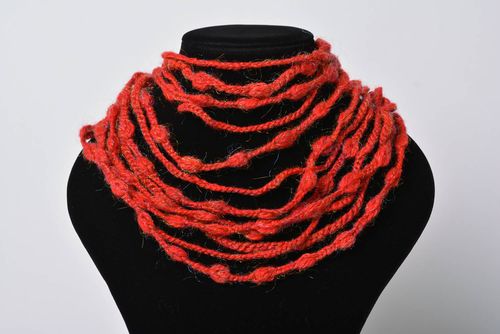 Collier multirangs tricoté au crochet original fait main rouge en demi-laine - MADEheart.com