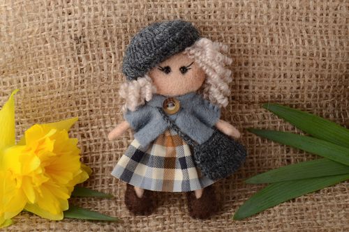 Kleine schöne weiche handmade Puppe aus Wolle in Trockenfilzen Technik  - MADEheart.com